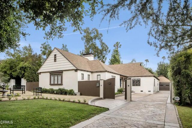 1096 N Holliston Avenue, Pasadena, CA 91104