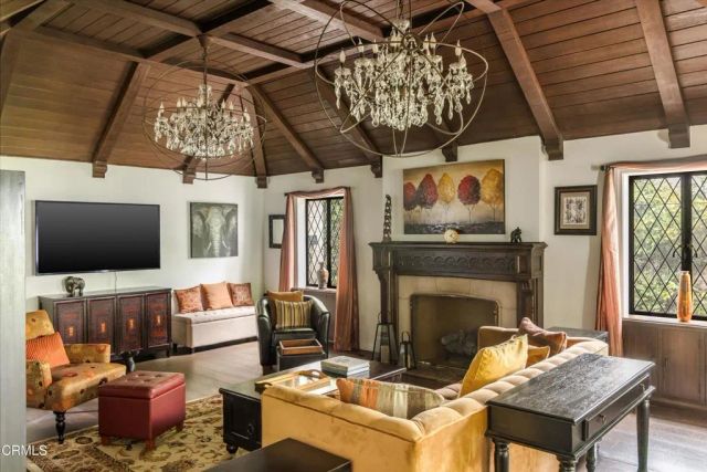 1096 N Holliston Avenue, Pasadena, CA 91104