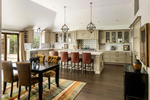 1096 N Holliston Avenue, Pasadena, CA 91104