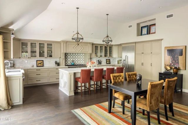 1096 N Holliston Avenue, Pasadena, CA 91104