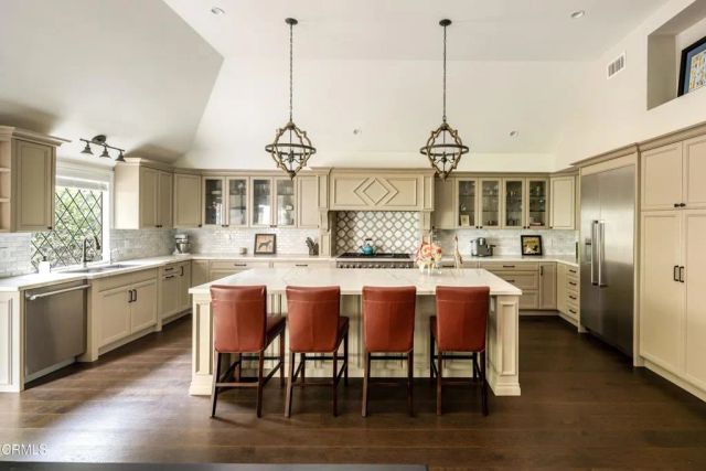 1096 N Holliston Avenue, Pasadena, CA 91104