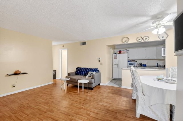 310 Knotty Pine Circle C-1, Greenacres, FL 33463