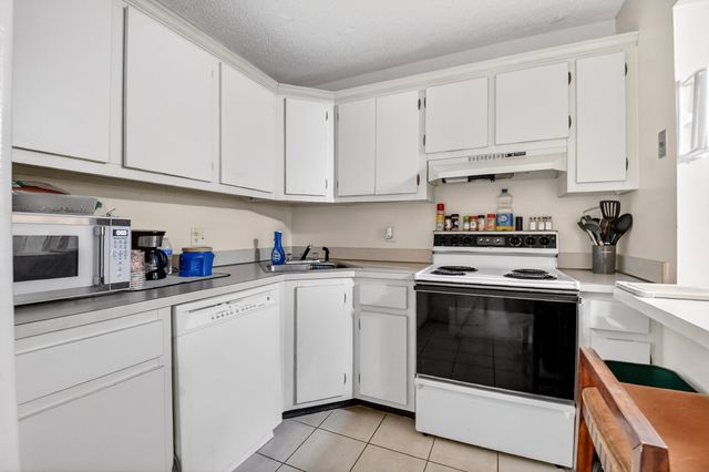 310 Knotty Pine Circle C-1, Greenacres, FL 33463