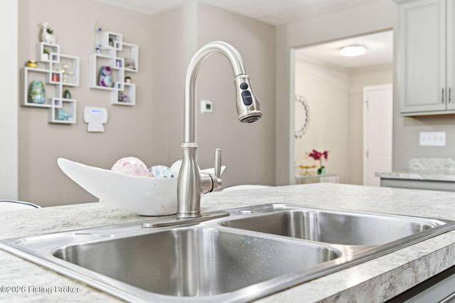 12097 Parkview Trace Dr, Louisville, KY 40229