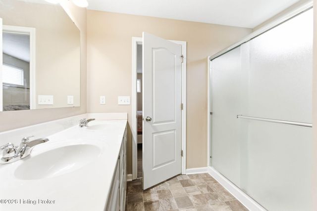 12097 Parkview Trace Dr, Louisville, KY 40229