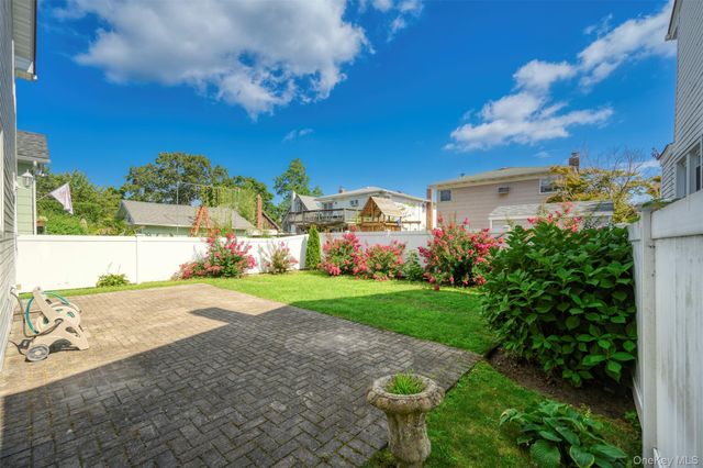 11 7th Street, Bayville, NY 11709