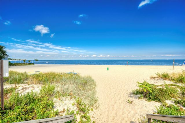 11 7th Street, Bayville, NY 11709