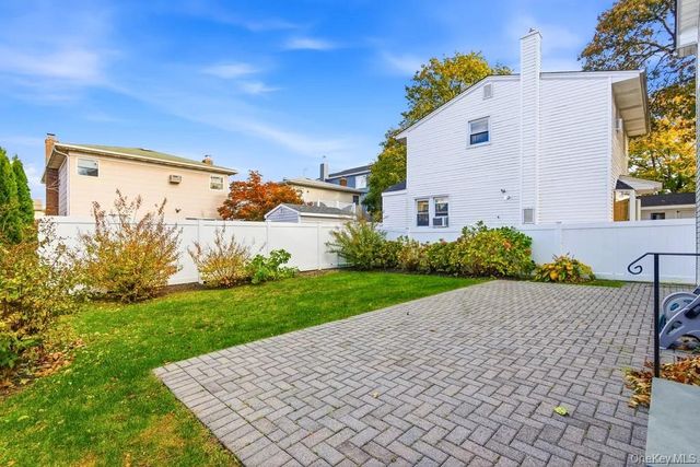 11 7th Street, Bayville, NY 11709