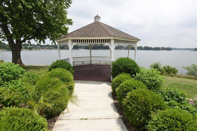 3863 Kingsway Drive, Crown Point, IN 46307