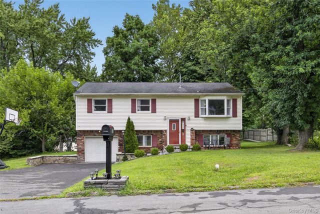32 Surrey Road, Chester, NY 10918
