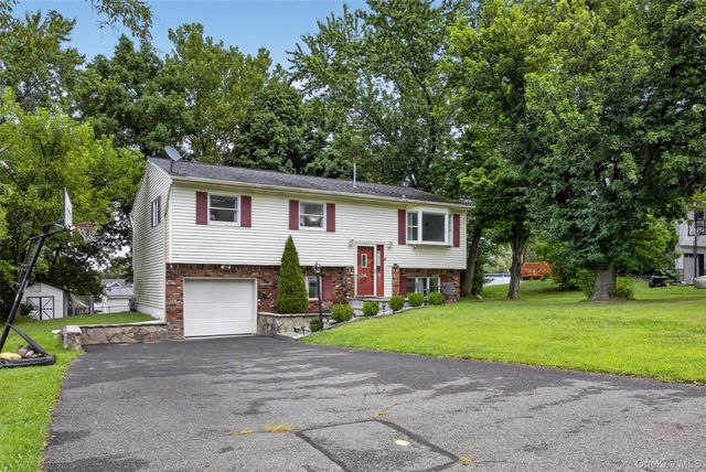 32 Surrey Road, Chester, NY 10918