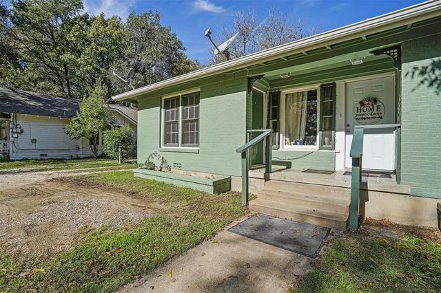 210 W Willingham Street B, Cleburne, TX 76033