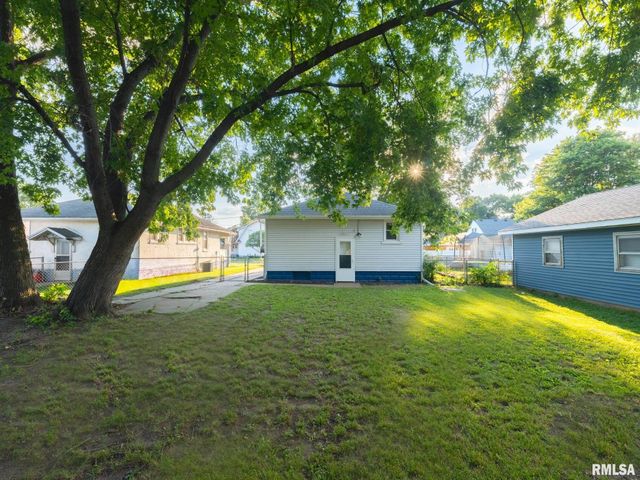 1108 S 6TH Street, Pekin, IL 61554