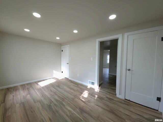 720 W LOUCKS Avenue, Peoria, IL 61604