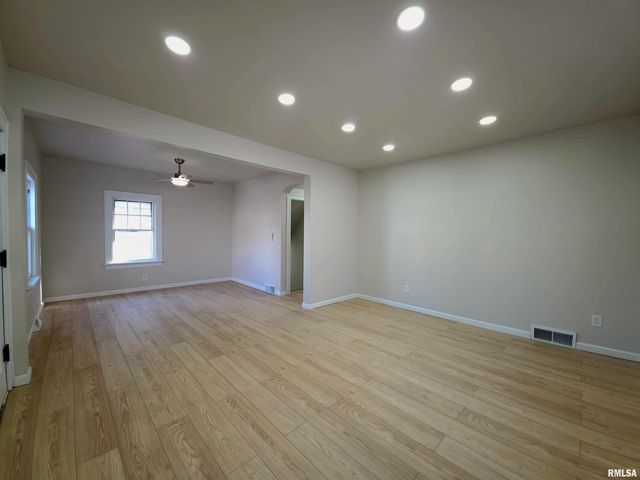 720 W LOUCKS Avenue, Peoria, IL 61604