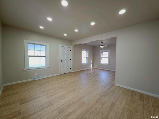 720 W LOUCKS Avenue, Peoria, IL 61604