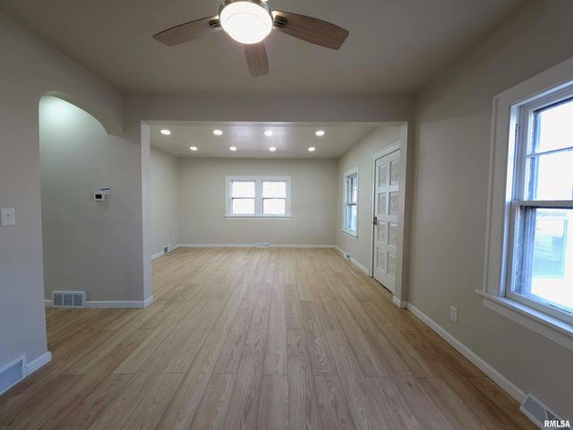 720 W LOUCKS Avenue, Peoria, IL 61604