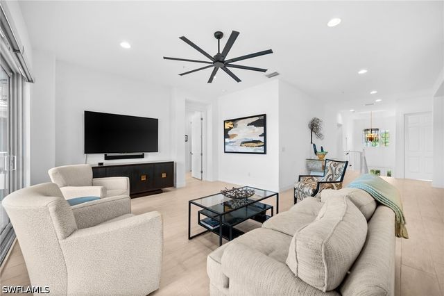 8062 Signature Club CIR 201, Naples, FL 34113