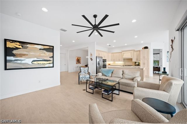 8062 Signature Club CIR 201, Naples, FL 34113