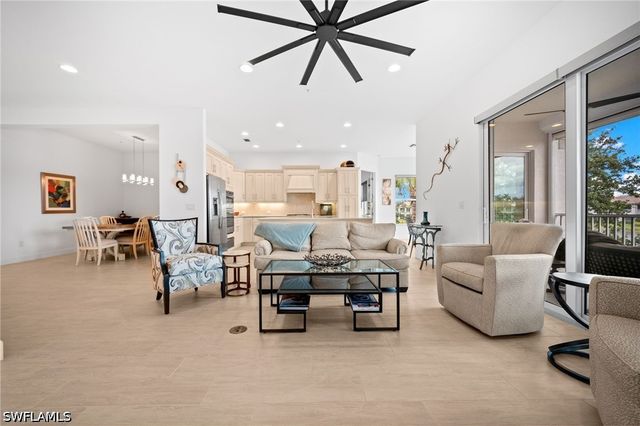 8062 Signature Club CIR 201, Naples, FL 34113