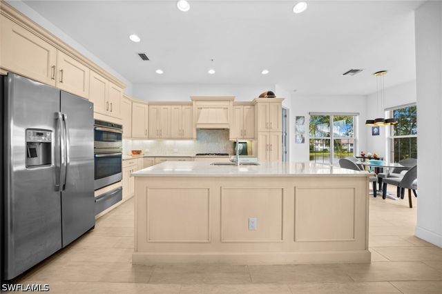 8062 Signature Club CIR 201, Naples, FL 34113