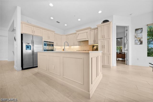 8062 Signature Club CIR 201, Naples, FL 34113