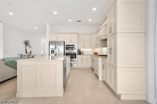 8062 Signature Club CIR 201, Naples, FL 34113