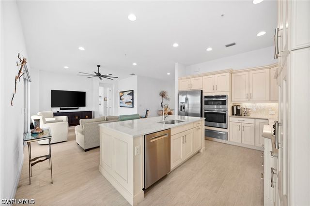 8062 Signature Club CIR 201, Naples, FL 34113