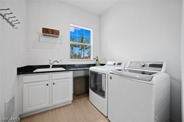 8062 Signature Club CIR 201, Naples, FL 34113