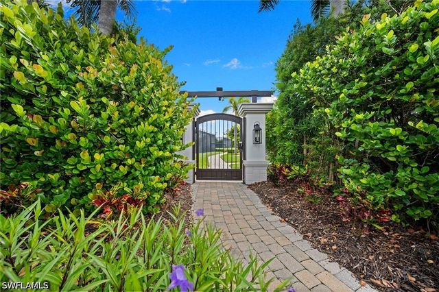 8062 Signature Club CIR 201, Naples, FL 34113