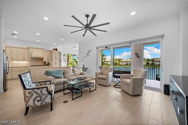 8062 Signature Club CIR 201, Naples, FL 34113