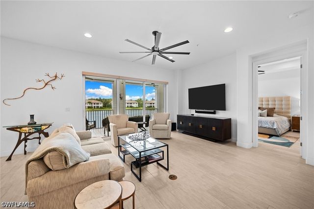 8062 Signature Club CIR 201, Naples, FL 34113