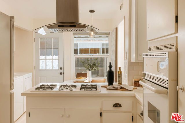 22251 Kittridge Street, Los Angeles, CA 91303