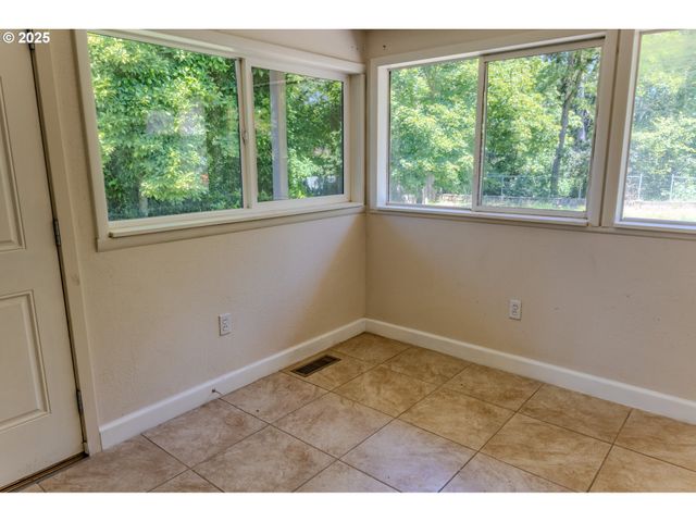 3973 CARNES Rd, Roseburg, OR 97471