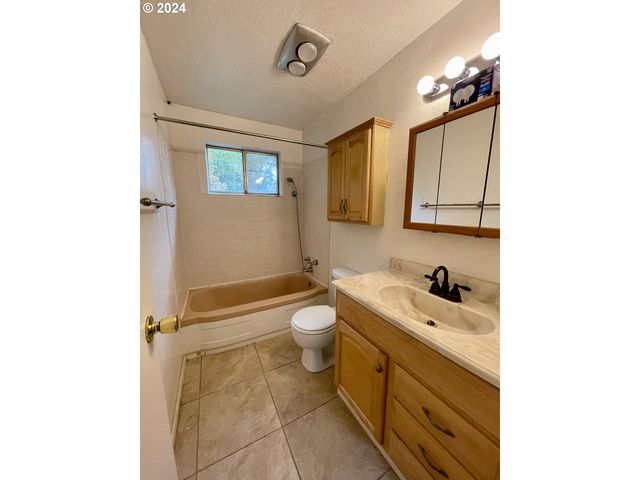 3973 CARNES Rd, Roseburg, OR 97471