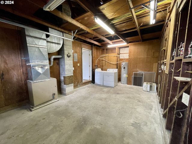 3973 CARNES Rd, Roseburg, OR 97471