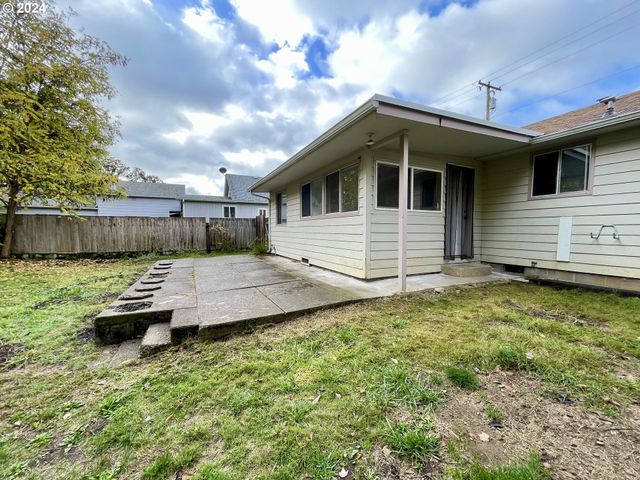 3973 CARNES Rd, Roseburg, OR 97471