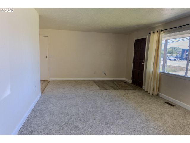3973 CARNES Rd, Roseburg, OR 97471