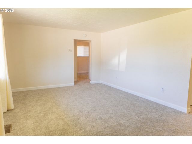 3973 CARNES Rd, Roseburg, OR 97471