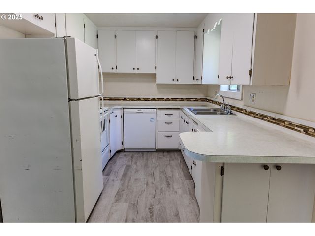 3973 CARNES Rd, Roseburg, OR 97471