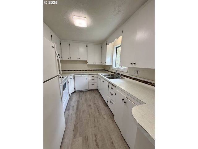 3973 CARNES Rd, Roseburg, OR 97471