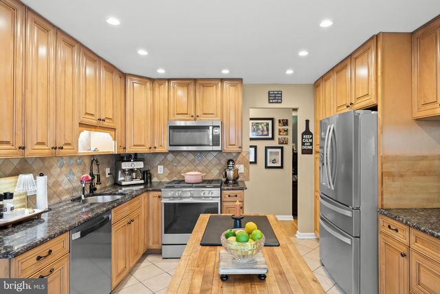 18 SHERWOOD DR, Medford, NJ 08055