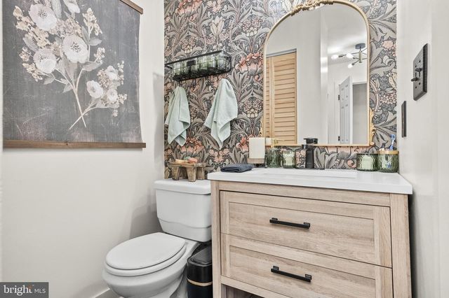 18 SHERWOOD DR, Medford, NJ 08055