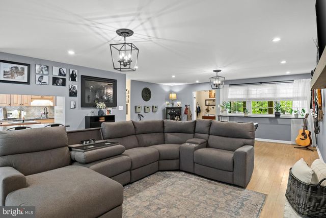 18 SHERWOOD DR, Medford, NJ 08055