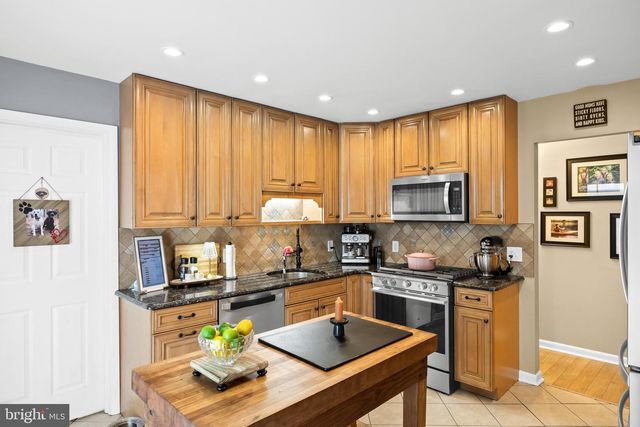 18 SHERWOOD DR, Medford, NJ 08055