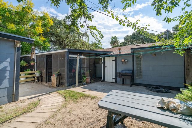 252 S 8th St, Aransas Pass, TX 78336