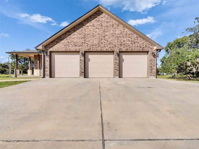155 Horse Shoe Trail, Angleton, TX 77515