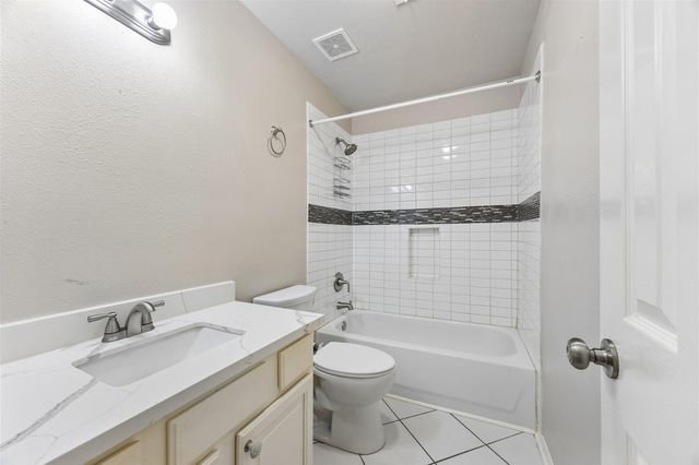 802 W Sealy Street, Alvin, TX 77511