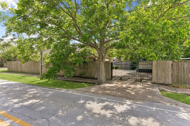 802 W Sealy Street, Alvin, TX 77511