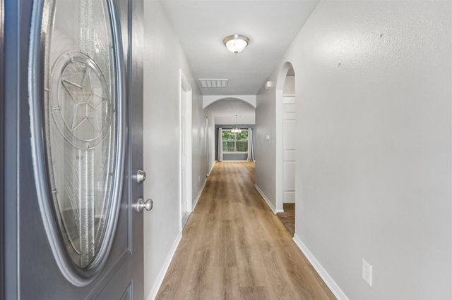 802 W Sealy Street, Alvin, TX 77511